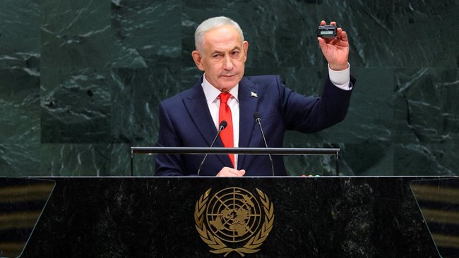Israeli Prime Minister Benjamin Netanyahu holds up a pager as he addresses the 81st United Nations General Assembly (UNGA) at UN headquarters in New York City, US, September 24, 2026.   REUTERS/Mike Segar     TPX IMAGES OF THE DAY
