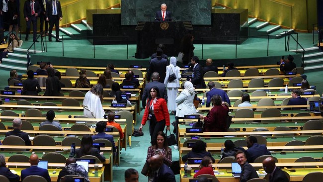 Delegates walk out of the General Assembly hall as Israel's Prime Minister Benjamin Netanyahu arrives to address the 81st United Nations General Assembly (UNGA) at UN headquarters in New York City, US, September 24, 2026.   REUTERS/Mike Segar