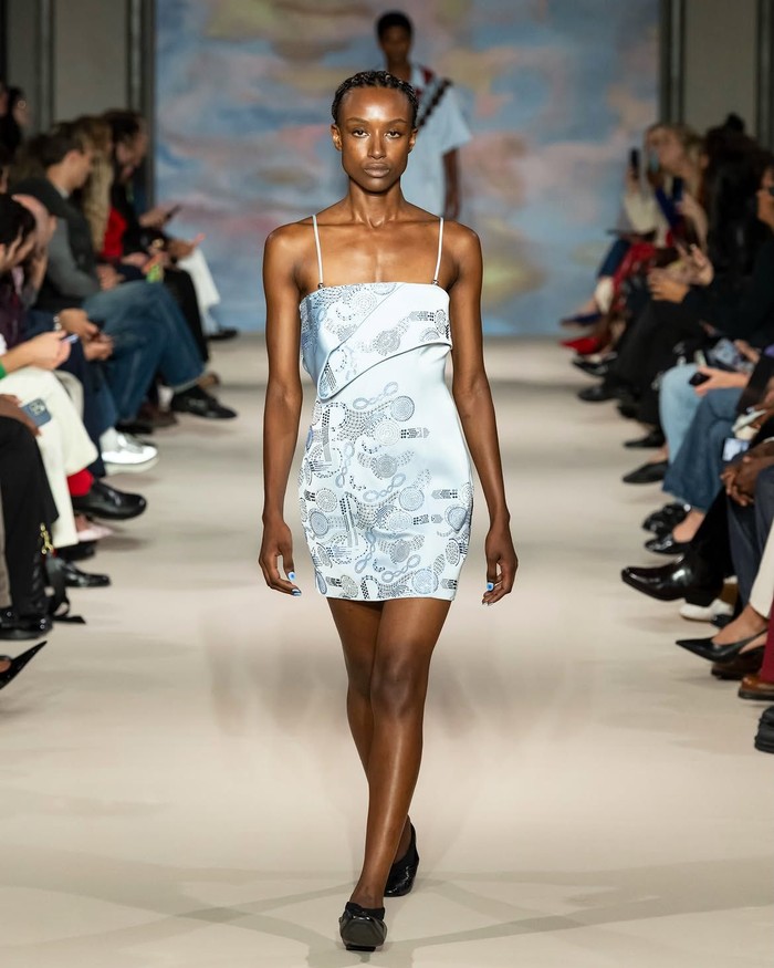 Warna biru pucat menjadi salah satu palet paling dominan di runway London Fashion Week Spring/Summer 2027. Berbagai desainer menurunkan intensitas baby blue, sky blue, teal, dan warna aquatic pada koleksi mereka./ Foto: instagram.com/ahluwalia