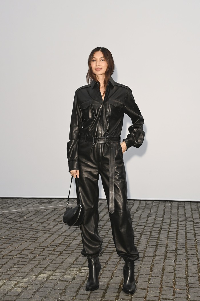 Gemma Chan tampil daring&nbsp;dalam gaya monokromatik. Ia mengenakan jumpsuit hitam yang dipasangkan dengan ankle boots, seluruhnya berbahan leather/ Foto: Courtesy of Burberry/Dave Benett/Dave Benett