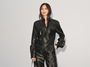 Gemma Chan tampil daring&nbsp;dalam gaya monokromatik. Ia mengenakan jumpsuit hitam yang dipasangkan dengan ankle boots, seluruhnya berbahan leather/ Foto: Courtesy of Burberry/Dave Benett/Dave Benett