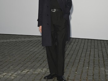 Joe Locke membiarkan kerah bermotif check jadi aksen pada tampilan serba hitamnya./ Foto: Courtesy of Burberry/Dave Benett/Dave Benett