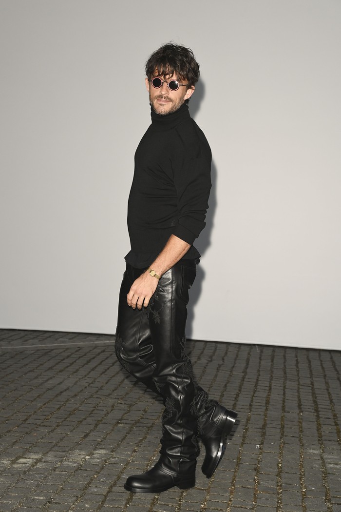 Sama-sama menampilkan all-black look, Jonathan Bailey terkesan lebih rock-and-roll dengan leather pants dan sunglasses bulat ala John Lennon, Beauties/ Foto: Courtesy of Burberry/Dave Benett/Dave Benett