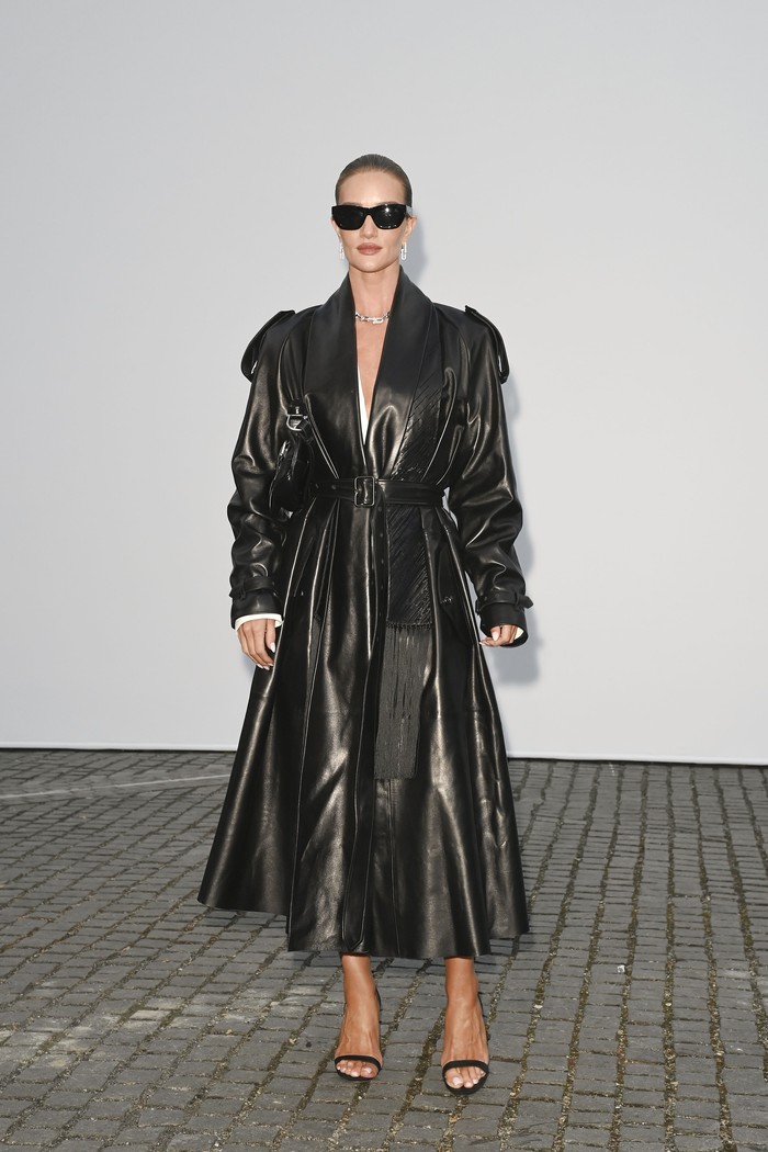 Rosie Huntington-Whiteley tampil bak Trinity di film The Matrix dengan leather&nbsp;coat dress hitam dan sunglasses senada. Namun, senuthan chic didapat dari minimalist heels yang dikenakannya/ Foto: Dave Benett/Dave Benett