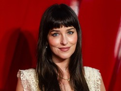 Dakota Johnson Ungkap Rahasia Cantik, Tak Mau Lewatkan Mandi Meski Jam 3 Pagi