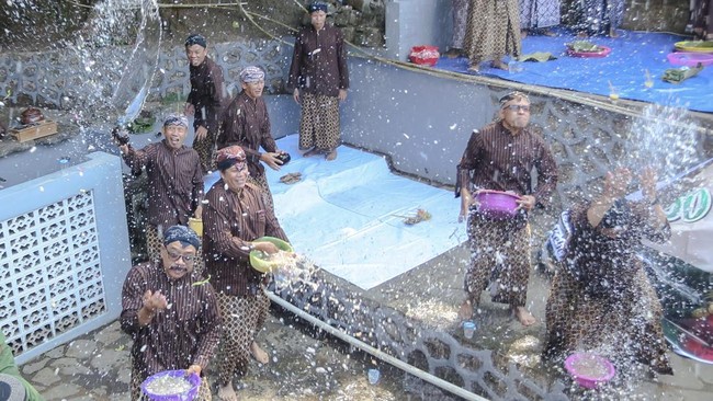 Selain salat istisqa, masyarakat di Jawa punya tradisi unik memohon hujan setelah ibadah berjemaah tersebut.
