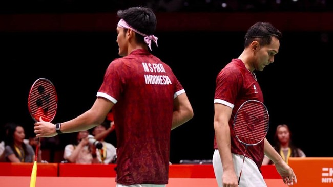 Fajar Alfian/Muhammad Shohibul Fikri saat tampil di final nomor beregu putra badminton Asian Games 2026. (Arsip PBSI)