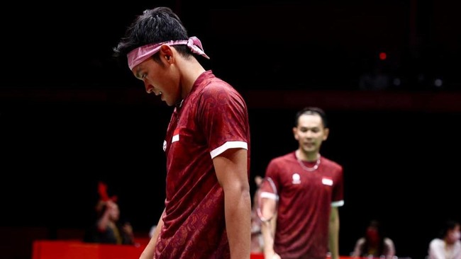 Fajar Alfian/Muhammad Shohibul Fikri saat tampil di final nomor beregu putra badminton Asian Games 2026. (Arsip PBSI)