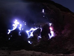 Video: Fenomena Blue Fire Muncul di Gunung Papandayan