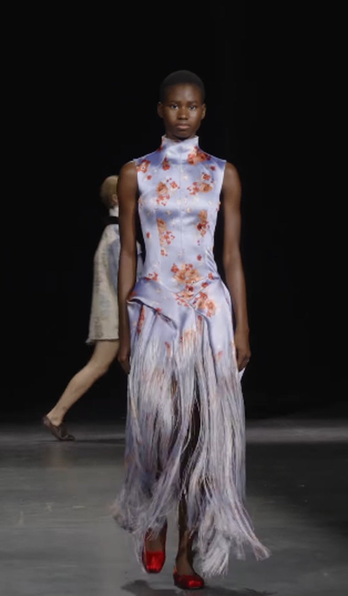 Fringe menjadi detail penting di runway London Fashion Week Spring/Summer 2027, tetapi hadir dengan pendekatan berbeda dari gaya western. Roksanda, Erdem, dan Ahluwalia membawa tassel dan fringe ke arah Art Deco dengan efek dramatis dan penuh tekstur./ Foto: instagram.com/erdem