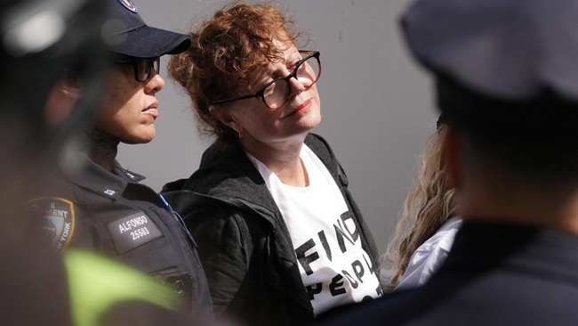 Hannah Einbinder dan Susan Sarandon Ditangkap kala Demo Tolak Netanyahu