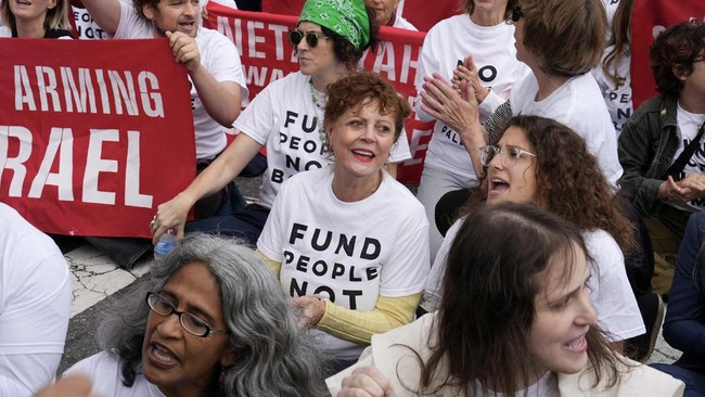 Hannah Einbinder dan Susan Sarandon Ditangkap kala Demo Tolak Netanyahu
