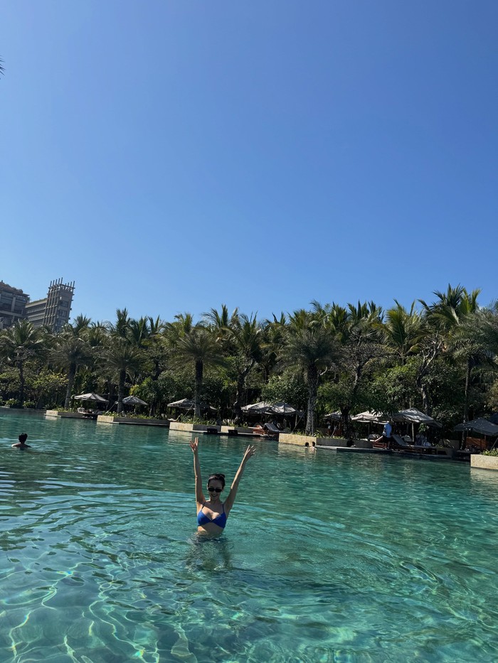 Hyoyeon tak pernah melewatkan nikmatnya sensasi berenang di tengah udara dan air hangat Pulau Bali, Beauties. Sang idol juga memamerkan figur atletisnya dalam balutan bikini cantik./ Foto: instagram.com/hyoyeon_x_x