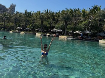 Hyoyeon tak pernah melewatkan nikmatnya sensasi berenang di tengah udara dan air hangat Pulau Bali, Beauties. Sang idol juga memamerkan figur atletisnya dalam balutan bikini cantik./ Foto: instagram.com/hyoyeon_x_x