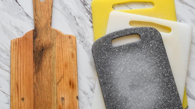 Side by side view of wooden and plastic cutting boards&period; Concept of kitchen choice&comma; hygiene&comma; food safety&comma; sustainability&comma; and household preferences
