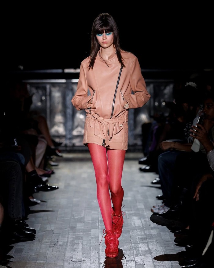 Runway London Fashion Week Spring/Summer 2027 menghadirkan sejumlah tren kuat. Simak enam tren utama yang paling menonjol di runway London untuk musim semi dan panas 2027./ Foto: instagram.com/knwlslondon/ Foto: instagram.com/aaron.esh
