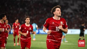 Striker Timnas indonesia Ole Romeny melakukan selebrasi usai cetak gol ke gawang Singapura pada matchday pertama Grup A FIFA ASEAN Cup 2026 di Stadion Utama Gelora Bung Karno, Jakarta, Jumat (25/9). (CNNIndonesia/Adi Ibrahim)