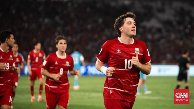 Striker Timnas indonesia Ole Romeny melakukan selebrasi usai cetak gol ke gawang Singapura pada matchday pertama Grup A FIFA ASEAN Cup 2026 di Stadion Utama Gelora Bung Karno, Jakarta, Jumat (25/9). (CNNIndonesia/Adi Ibrahim)