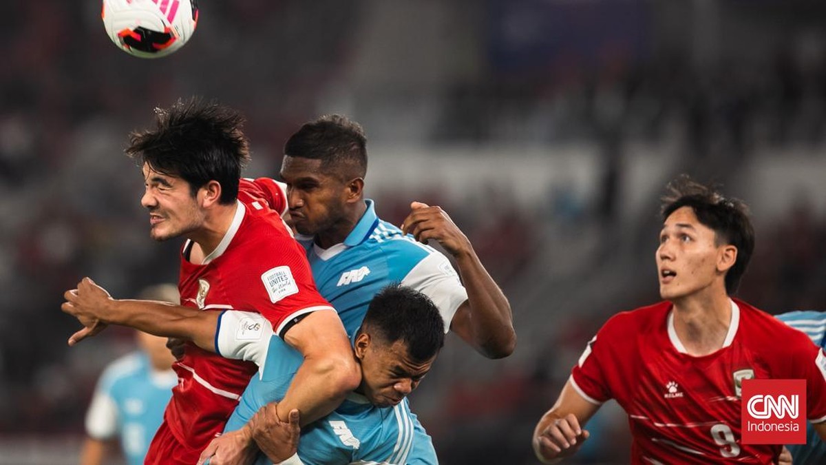 Aksi Elkan Baggott dan Mitchell Baker saat Timnas Indonesia kalahkan Singapura 2-0 pada matchday pertama Grup A FIFA ASEAN Cup 2026 di Stadion Utama Gelora Bung Karno, Jakarta, Jumat (25/9). (CNNIndonesia/Adi Ibrahim)