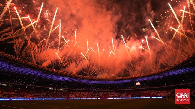 Momen pesta pembukaan FIFA ASEAN Cup 2026 menjelang pertandingan Timnas Indonesia vs Singapura di Stadion Utama Gelora Bung Karno, Jakarta, Jumat (25/9). (CNNIndonesia/Adi Ibrahim)