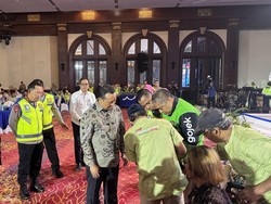 Kapolri Beri Tali Asih ke Anggota yang Gugur dan Ojol Saat HUT ke-71 Lalu Lintas