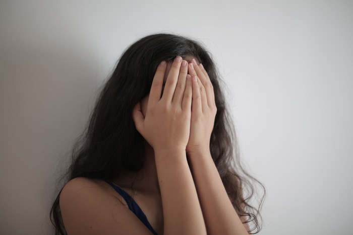 Bukan hanya soal kebiasaan yang berkaitan dengan penggunaan skincare, kebiasaan-kebiasaan ini sering dianggap sepele padahal sangat berpengaruh pada kerutan di wajah. Mulai dari minum dengan sedotan, sering mengucek mata, hingga kurang tidur.