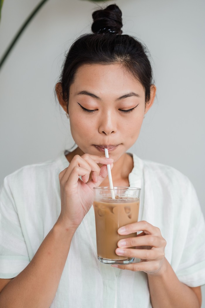 Bukan hanya soal kebiasaan yang berkaitan dengan penggunaan skincare, kebiasaan-kebiasaan ini sering dianggap sepele padahal sangat berpengaruh pada kerutan di wajah. Mulai dari minum dengan sedotan, sering mengucek mata, hingga kurang tidur.