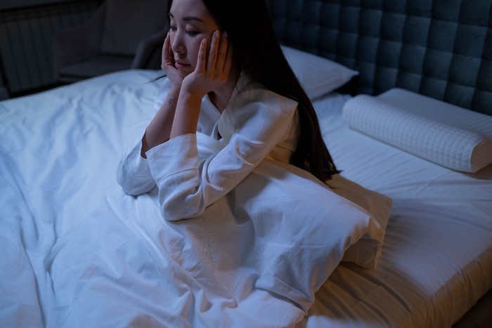 Bukan hanya soal kebiasaan yang berkaitan dengan penggunaan skincare, kebiasaan-kebiasaan ini sering dianggap sepele padahal sangat berpengaruh pada kerutan di wajah. Mulai dari minum dengan sedotan, sering mengucek mata, hingga kurang tidur.
