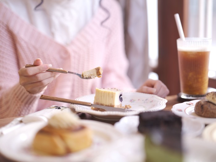 Bukan hanya soal kebiasaan yang berkaitan dengan penggunaan skincare, kebiasaan-kebiasaan ini sering dianggap sepele padahal sangat berpengaruh pada kerutan di wajah. Mulai dari minum dengan sedotan, sering mengucek mata, hingga kurang tidur.