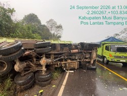 Truk Pengangkut Mobil Mewah Kecelakaan di Jalintim Muba, 2 Orang Luka