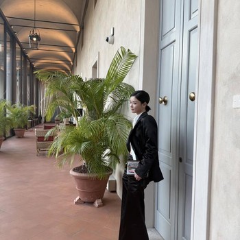 Pancarkan Pesona Girl Boss, Simak Potret Kim Yoo Jung Saat Menghadiri Brunello Cucinelli Show di Milan
