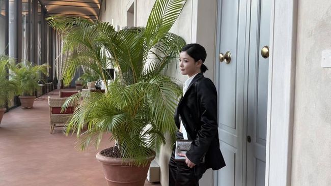 Pancarkan Pesona Girl Boss, Simak Potret Kim Yoo Jung Saat Menghadiri Brunello Cucinelli Show di Milan