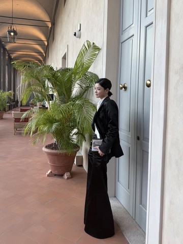 Pancarkan Pesona Girl Boss, Simak Potret Kim Yoo Jung Saat Menghadiri Brunello Cucinelli Show di Milan