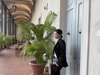 Sang aktris memadupadankan kemeja putih, blazer hitam, celana palazzo hitam, serta clutch yang ikonik./ Foto: instagram.com/you_r_love