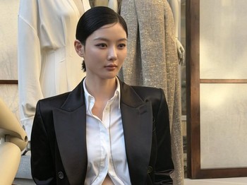 Bikin pangling, Kim Yoo Jung memancarkan pesona 'Girl Boss' yang terlihat memikat, Beauties./ Foto: instagram.com/you_r_love