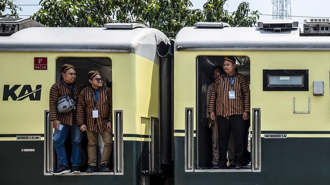 Peserta berada di rangkaian kereta api luar biasa saat napak tilas 159 tahun perjalanan kereta api pertama di Indonesia, di Stasiun Tanggung, Grobogan, Jawa Tengah, Jumat (25/9/2026). Kegiatan yang diikuti komunitas pecinta kereta api, sejarawan, kar