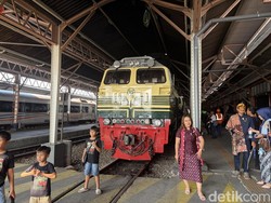 Bernostalgia Naik Kereta Api Livery Era 80-an di Semarang