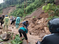 Longsor Timbun Jalan di Kelok 44 Agam, Jalan Terganggu