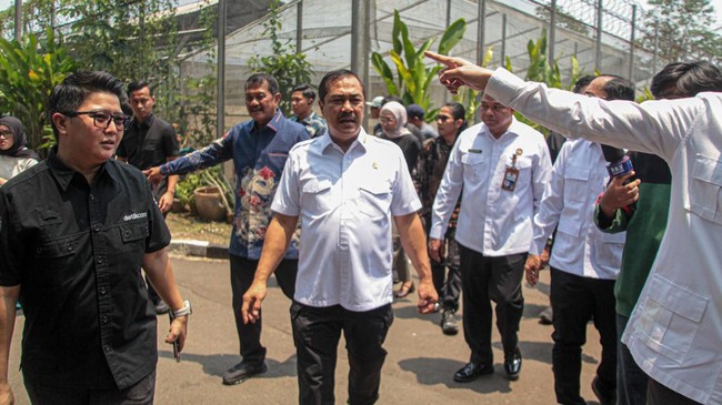 Menteri Imigrasi dan Pemasyarakatan (Imipas) Agus Andrianto (tengah) melakukan inspeksi mendadak (sidak) di Lapas Kelas IIA Cibinong, Kabupaten Bogor, Jawa Barat, Jumat (25/9/2026). Sidak tersebut dilakukan untuk mendalami temuan hunian khusus yang s