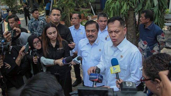 Menteri Imigrasi dan Pemasyarakatan (Imipas) Agus Andrianto (tengah) didampingi Kepala Badan Pengendalian Pembangunan dan Investigasi Khusus (Bappisus) Aries Marsudiyanto (kedua kanan) menjawab pertanyaan wartawan seusai melakukan inspeksi mendadak (