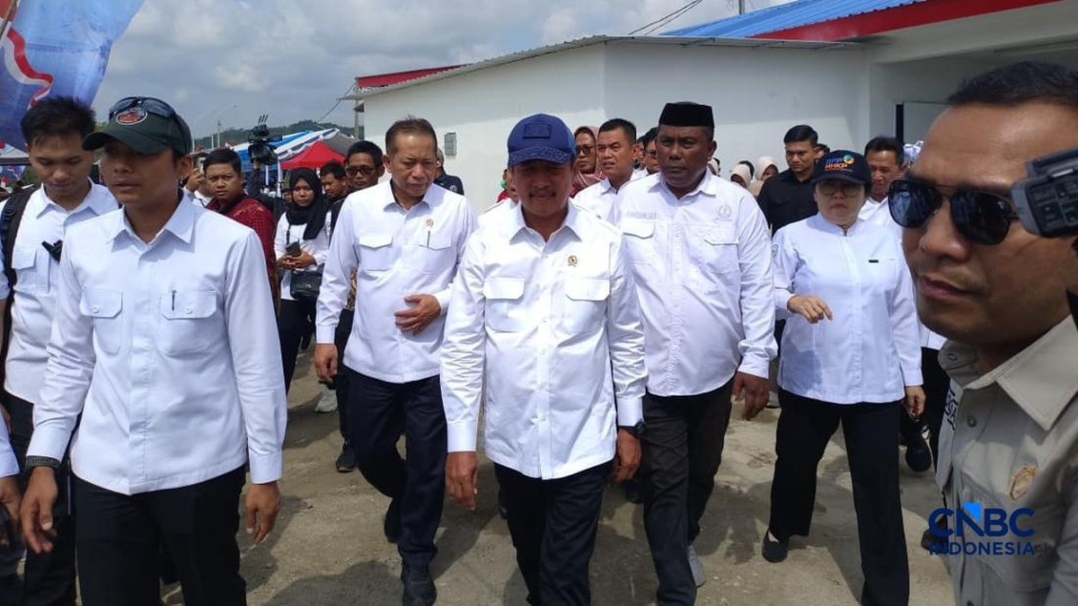Trenggono dan Menkop Kunjungi Kampung Nelayan Merah Putih Tongke-Tongke