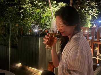 Minuman bir telah menjadi ciri khas orang Korea dalam menutup hidangan makan malam lezat yang juga direpresentasikan Hyoyeon dalam potret bahagianya saat menyaksikan keindahan malam Pulau Bali di sebuah cafe./ Foto: instagram.com/hyoyeon_x_x