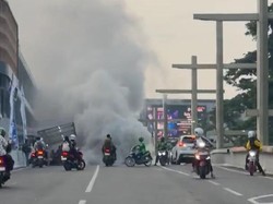Mobil Diduga Korsleting Timbulkan Asap Tebal di Medan