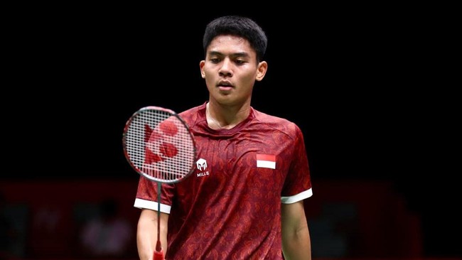 Moh Zaki Ubaidillah saat tampil di final nomor beregu putra Asian Games 2026. (Arsip PBSI)
