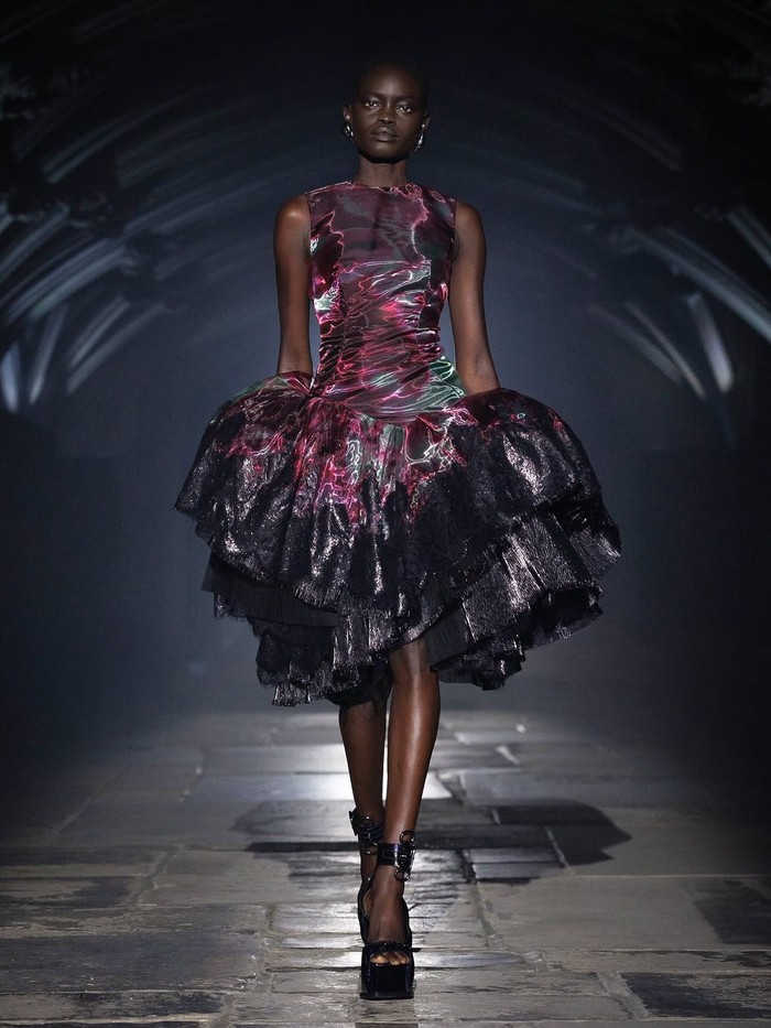 Organza menjadi salah satu material utama di runway London Fashion Week Spring/Summer 2027 dengan tampilan yang lebih modern dan eksperimental. McQueen, Mulberry, Mowalola, Lovebirds, hingga Simone Rocha mengeksplorasi transparansi dan tekstur organza dengan cara berbeda./ Foto: instagram.com/alexandermcqueen