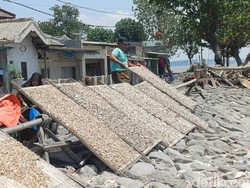 Panasnya Surabaya Jadi Berkah bagi Produsen Ikan Asin Nambangan