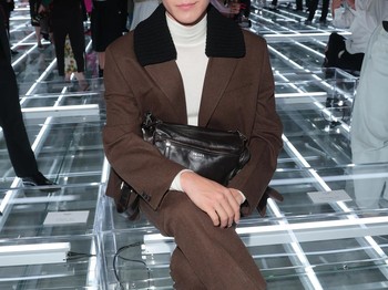Lee Do-Hyun tampil rapi dalam setelan jaket dan tailored pants coklat yang dipadukan dengan atasan turtleneck/ Foto: Courtesy of Prada