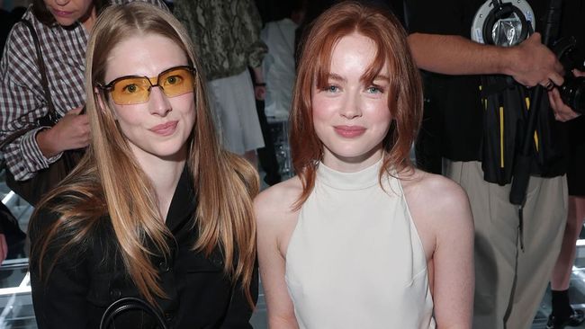 Potret Selebritas di Front Row Fashion Show Prada