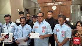 Sejumlah kelompok relawan Gibran Rakabuming Raka menyerahkan amicus curiae ke Mahkamah Konstitusi.