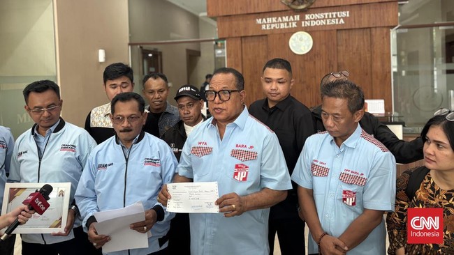 Sejumlah kelompok relawan Gibran Rakabuming Raka menyerahkan amicus curiae ke Mahkamah Konstitusi.